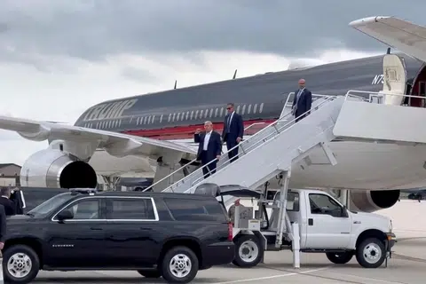 Pesawat yang membawa bekas Presiden Amerika Syarikat Encik Donald Trump tiba di Lapangan Terbang Antarabangsa Milwaukee Mitchell, di Milwaukee, pada 14 Julai dan Encik Trump memberi isyarat ketika tiba sehari selepas beliau terselamat daripada cubaan membunuhnya pada perhimpunan di Butler, Pennsylvania.
