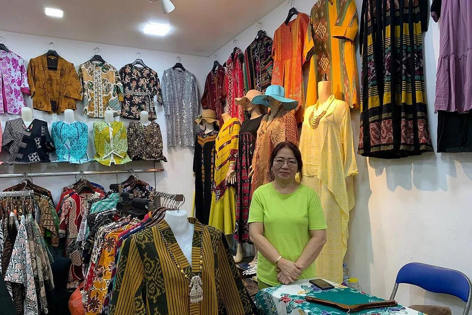 AMBIL MASA: Bagi perniagaan butik pakaian pula, ia lebih perlahan daripada yang dijangkakan. Pemilik butik Angella, Cik Merece (gambar atas) dan pemilik butik Ell Collection, Cik Eli Marlina, kedua-duanya menjangka bahawa ia akan mengambil masa yang lebih lama sebelum perniagaan bertambah pulih. Mereka kini menyaksikan hanya 20 dan 5 peratus peningkatan perniagaan. Mereka berharap lebih ramai pelancong dan juga warga setempat akan terus menyokong perniagaan mereka. 