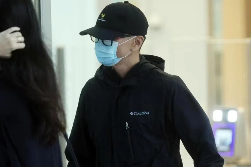 AMBIL MINUMAN KERAS: Neo Aik Chiao, pegawai tinggi Angkatan Udara Republik Singapura (RSAF) berpangkat Leftenan Kolonel telah mengambil minuman keras sebelum memasuki asrama siswi di NTU