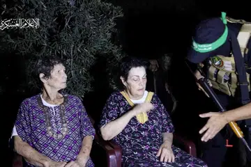 ERTI KEBEBASAN: Cik Yocheved Lifshitz (kiri) dan Cik Nurit Cooper, juga dikenali sebagai Cik Nurit Yitzhak), yang ditahan sebagai tebusan, dibebaskan oleh militan Hamas pada Isnin. 