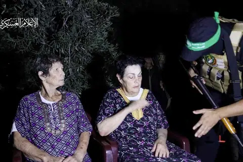 MENGECAP KEBEBASAN: Gambar tangkap layar video menunjukkan Cik Yocheved Lifshitz dan Cik Nurit Cooper, juga dikenali sebagai Cik Nurit Yitzhak, yang ditahan di Gaza sebagai tebusan, dibebaskan oleh  Hamas pada Isnin.