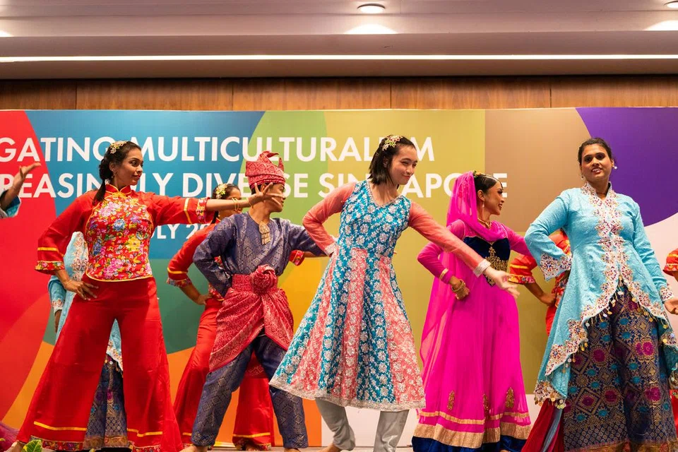 SALING MEMAHAMI: Satu persembahan yang dipanggil “Tarian Harmoni” memeriahkan acara INConversation 2023 di Pusat Pameran dan Persidangan Suntec Singapura pada Sabtu, di mana peserta mempelajari tarian pelbagai etnik yang dikendalikan pereka tari Cina, Melayu dan India dalam bengkel selama 10 minggu.