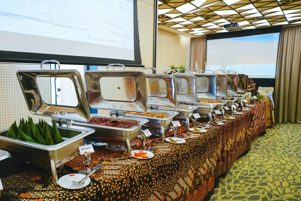 Barisan pelbagai hidangan bufet turut ditawarkan Muslim Delights Wedding Services. Selain hidangan bufet tradisional, ia menyediakan menu moden,  fusion dan stesen makanan secara langsung bagi memenuhi cita rasa  pengantin dan tetamu.