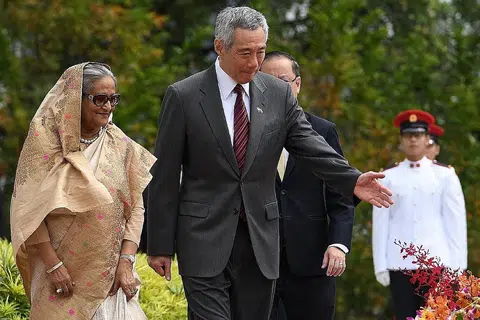 KERJASAMA DUA HALA: Perdana Menteri Bangladesh, Cik Sheikh Hasina, dan Perdana Menteri Lee Hsien Loong menyaksikan pelbagai perjanjian antara dua negara itu ditandatangani bagi mempertingkat kerjasama antara Bangladesh dan Singapura semasa lawatan rasmi Cik Hasina di sini. - Foto BH oleh MOHD KHALID BABA