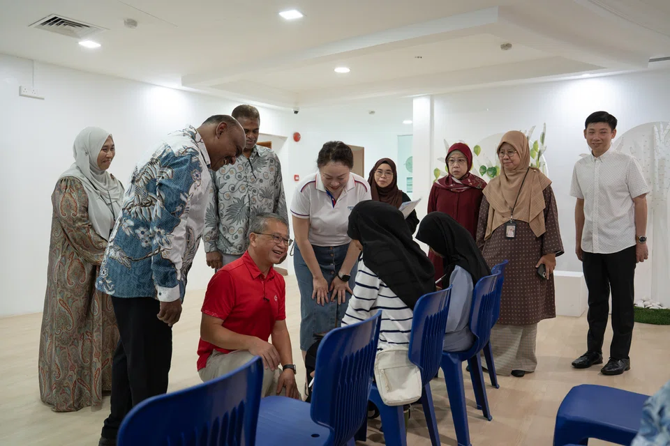 Menteri Undang-Undang merangkap Menteri Kedua Ehwal Dalam Negeri, Encik Edwin Tong (berlutut), hadir selaku tetamu terhormat di majlis penyampaian Geran Pendidikan Persatuan Darul Arqam Singapura (MCAS) pada 27 September, yang menyaksikan seramai 222 pelajar menerima anugerah tersebut.