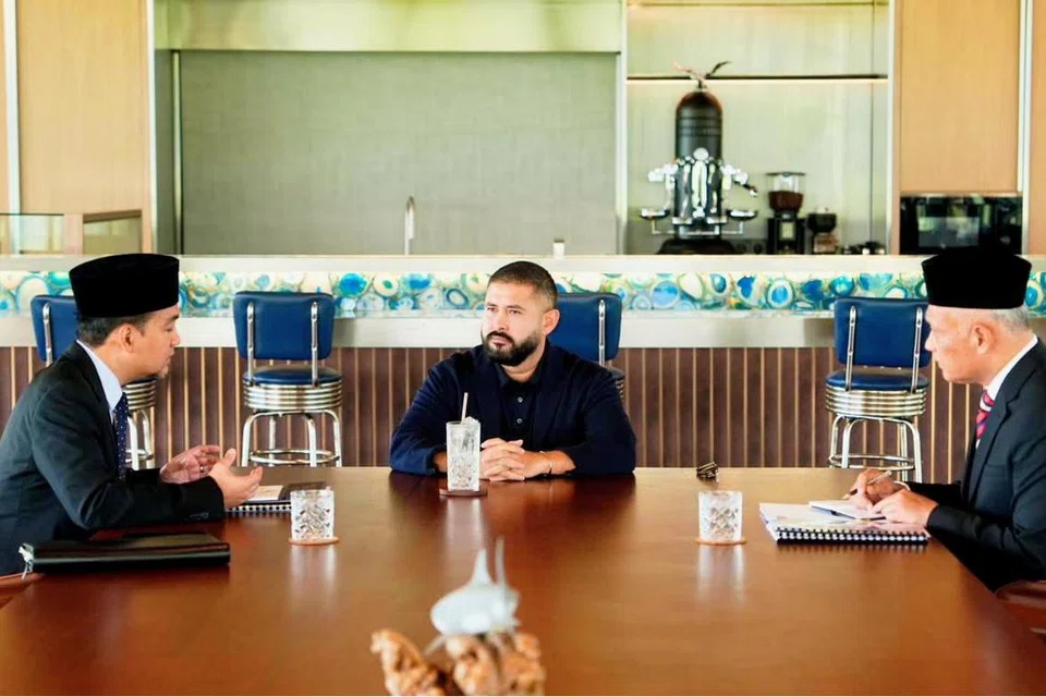 Pemangku Sultan Johor, Tunku Mahkota Ismail Sultan Ibrahim (tengah), ketika menerima kunjungan Menteri Besar Johor, Datuk Onn Hafiz Ghazi (kiri).