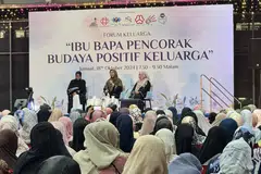 Forum Keluarga anjuran Masjid Darul Makmur bersama kumpulan akar umbi MAEC GRC Nee Soon bersama Datuk Dr Ustazah Norhafizah Musa (tengah) dari Malaysia, serta moderator Ustazah Suhanah Ahmad (kiri) dan Kaunselor Kanan, Cik Suriati Abdullah. 