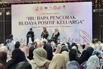 Forum Keluarga anjuran Masjid Darul Makmur bersama kumpulan akar umbi MAEC GRC Nee Soon bersama Datuk Dr Ustazah Norhafizah Musa (tengah) dari Malaysia, serta moderator Ustazah Suhanah Ahmad (kiri) dan Kaunselor Kanan, Cik Suriati Abdullah. 