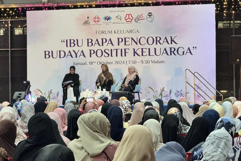 Forum Keluarga anjuran Masjid Darul Makmur bersama kumpulan akar umbi MAEC GRC Nee Soon bersama Datuk Dr Ustazah Norhafizah Musa (tengah) dari Malaysia, serta moderator Ustazah Suhanah Ahmad (kiri) dan Kaunselor Kanan, Cik Suriati Abdullah. 