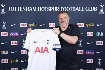 TONJOL KEYAKINAN: Pengurus Spurs, Ange Postecoglu, memenuhi permintaan media untuk bergambar bersama jersi kelab barunya itu.