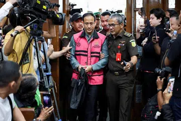 Nadiem Makarim, bekas menteri pendidikan Indonesia dan pengasas bersama syarikat perkhidmatan e-hailing Gojek, tiba di Mahkamah Jakarta Pusat di Jakarta, Indonesia, pada 5 Januari 2026, bagi menghadiri perbicaraan dalam kes rasuah yang didakwa melibatkan penglibatannya dalam perolehan komputer riba Chromebook keluaran Google untuk kegunaan kementeriannya dan para pelajar.