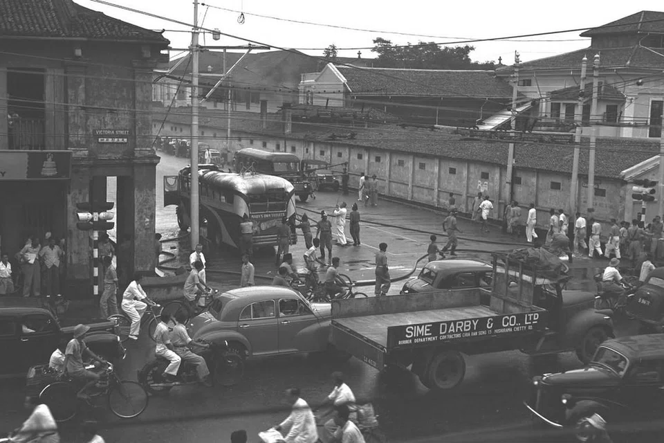 KENDERAAN DI SINGAPURA DULU - 'SIBUKNYA' JALAN RAYA: Selain kereta dan lori, antara jenis pengangkutan yang memenuhi jalan raya termasuk motosikal dan basikal serta beca-beca yang beroda tiga. - Foto fail