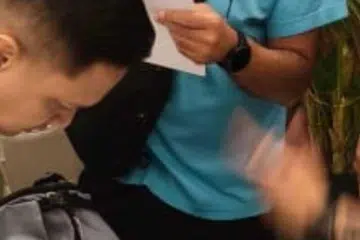 Pegawai antikeganasan Indonesia memeriksa barangan milik Abdul Karim Raed Miqdad (kanan) selepas beliau ditahan di sebuah hotel di Jakarta Barat pada 16 Julai. Polis Indonesia berkata warga Palestin itu ditahan kerana didakwa mengancam keselamatan negara dan menjadi subjek Notis Merah Interpol yang dikeluarkan Cyprus, sebelum dihantar pulang ke negara itu sehari kemudian.