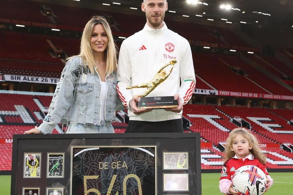 LEGENDA: Pencapaian dan rekod David de Gea menjadikan beliau seorang legenda di Old Trafford. Beliau bergambar bersama isteri, Edurne Garcia dan anak mereka, Yanay.