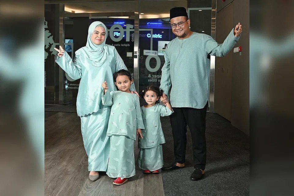 LEBIH RAMAI, LEBIH 'BEST': Cik Aisyah Rahamad (kiri) dan Encik Aizuddin Jamil (kanan) berkata kededua anak mereka, Marissa Ayuni (dua dari kiri) dan Elisha Azzahra, teruja ingin bertemu lebih ramai saudara mara semasa Hari Raya ini. - Foto BH oleh KHALID BABA