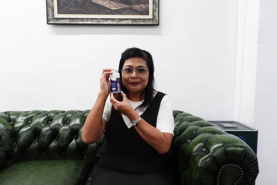 Pelanggan Herbal Pharm, Cik Haridah Harun, yang mengamalkan pengambilan Dia-med sebagai makanan tambahan harian bagi menyokong kesihatan dan gaya hidupnya. 