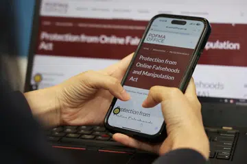 Menteri Ehwal Dalam Negeri, Encik K. Shanmugam, telah mengarahkan pejabat Akta Perlindungan daripada Kepalsuan dan Manipulasi dalam Talian (Pofma) supaya mengeluarkan Arahan Pembetulan yang Disasarkan (TCD) kepada Meta selepas beberapa individu menyiarkan semula kenyataan palsu mengenai cara pemerintah mendakwa dan menghukum pengedar dadah.