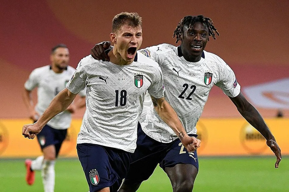 WIRA PASUKAN: Nicolo Barella (tengah) meraihkan jaringan sulung Italy bersama rakan sepasukan Moise Kean, yang sekali gus memastikan kemenangan ke atas Belanda dalam perlawanan Liga Negara-Negara awal pagi semalam. - Foto REUTERS 
