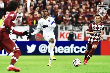 BERI SUMBANGAN: Hariss Harun (tengah) sebahagian pemain, jurulatih dan kakitangan JDT bersetuju menerima potongan gaji sebanyak 33 peratus . - Foto FACEBOOK JOHOR SOUTHERN TIGERS