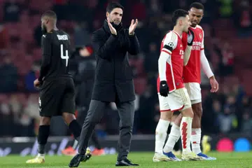 HARGAI PENYOKONG: Pengurus Arsenal, Mikel Arteta, memberikan tepukan penghargaan kepada penyokong pasukannya selepas kemenangan besar 6-0 mereka ke atas Lens.