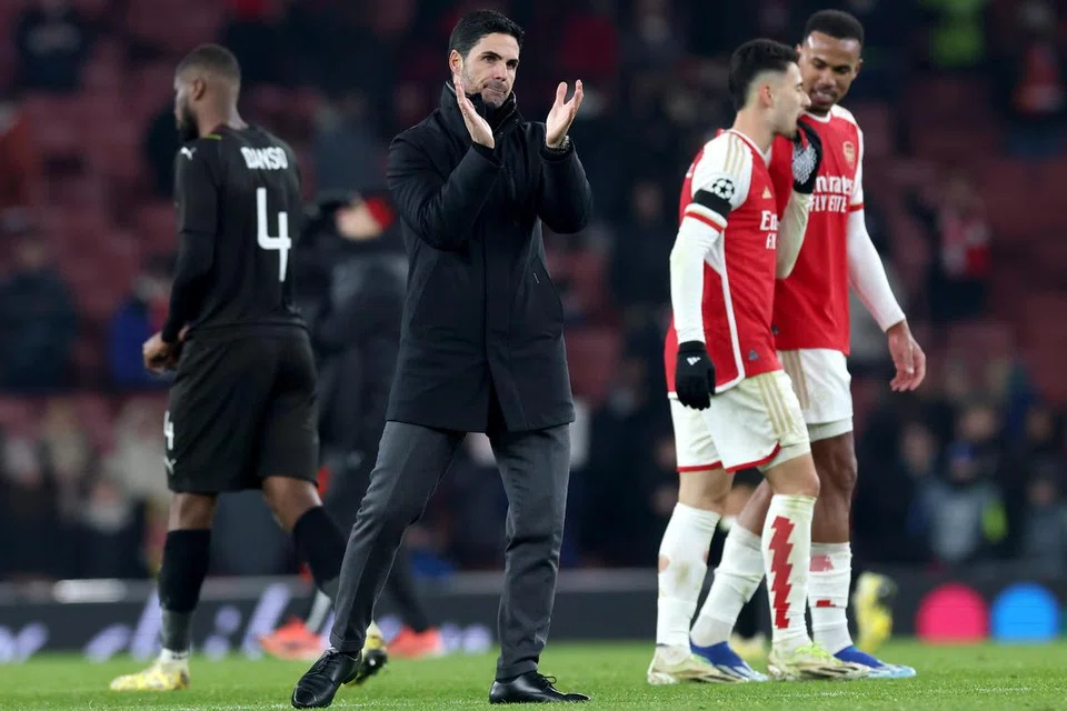 HARGAI PENYOKONG: Pengurus Arsenal, Mikel Arteta, memberikan tepukan penghargaan kepada penyokong pasukannya selepas kemenangan besar 6-0 mereka ke atas Lens.