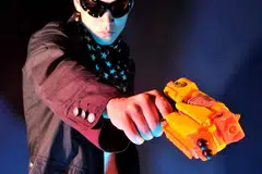 Gambar menunjukkan model lelaki memegang pengawal permainan Nerf N-strike Wii (gambar hiasan)