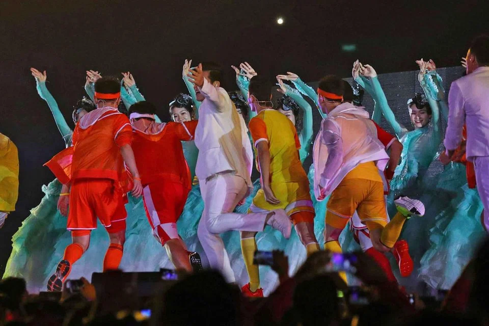 PENUH MERIAH: Tarian yang memaparkan rentak rancak ini turut memaparkan pakaian berwarna-warni penarinya yang menambahkan lagi kemeriahan acara penutup Sukan Asia ke-18 ini. - Foto REUTERS 