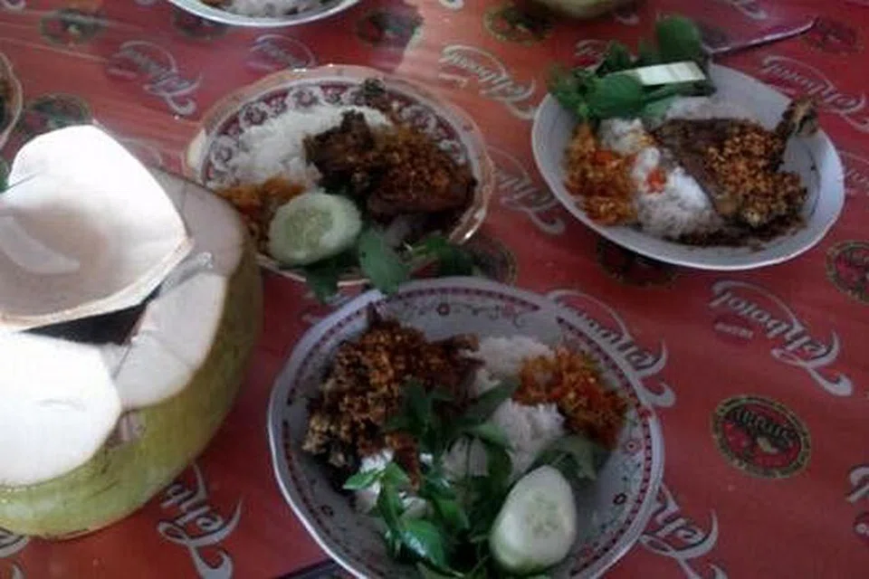 NASI BEBEK: Inilah nasi itik atau bebek goreng di Madura yang sangat 'simple' tetapi enak dimakan dengan sambal belacan mangga muda.