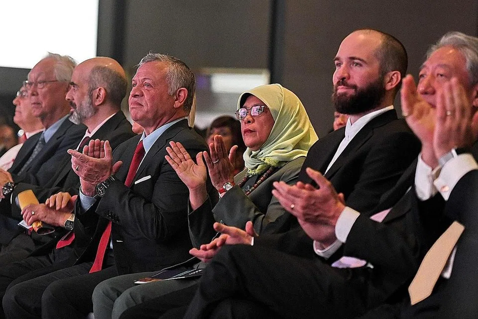 TETAMU ISTIMEWA: Raja Jordan, Raja Abdullah II (empat dari kanan) bersama Presiden Halimah Yacob (tiga dari kanan) bersama hadirin lain termasuk Menteri Kanan Emeritus, Encik Goh Chok Tong (dua dari kiri), serta Menteri Kanan dan Menteri Penyelaras Bagi Keselamatan Negara, Encik Teo Chee Hean (paling kanan) pada hari kedua ICCS di Singapura. - Foto AFP 
