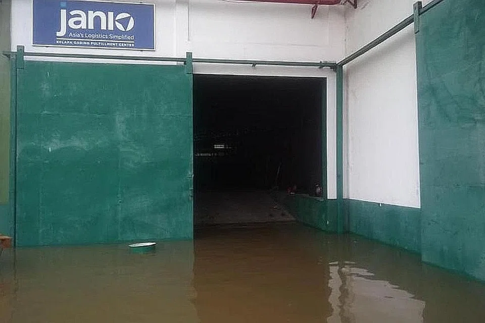 BANJIR TERUK: Gudang Janio dikelilingi air setinggi paras lutut, namun menurut Syed Ali, barangan di dalam tidak terjejas kerana terdapat tanjakan dua meter atas tanah dalam gudang tersebut. - Foto Ihsan Syed Ali Ridha Madihid