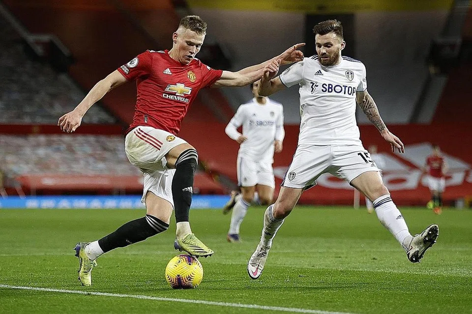 PRESTASI TERUS MENINGKAT: Pemain pertahanan Manchester United, Scott McTominay mengawal bola dari dirampas pemain Leeds Stuart Dallas. 