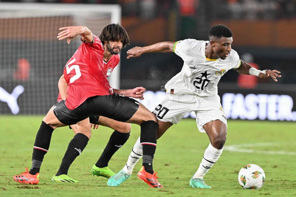 PELUANG TERLEPAS: Pemain tengah Ghana Mohamed Kudus (jersi putih) menjaringkan dua gol namun Mesir bangkit semula untuk menyamakan kedudukan 2-2 dalam perlawanan Kumpulan B Piala Negara Afrika  2023.