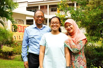 BERTEKAD BANGKIT SEMULA: Ayesha bersama ibu bapanya, gembira meraih gred A bagi subjek Sastera, Bahasa Inggeris, Matematik dan Kertas Am. - Foto MAKTAB RENDAH VICTORIA