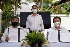 KERJASAMA SELAMA SETAHUN:(dari kiri) Pengerusi One Kampong Glam (OKG), Encik Zaki Maarof; Profesor Madya Dr Muhammad Faishal Ibrahim dan Ketua Eksekutif Lazada, Encik Loh Wee Lee dalam acara tandatangan MOU di kawasan ibu pejabat OKG di Aliwal Street.- Foto LAZADA