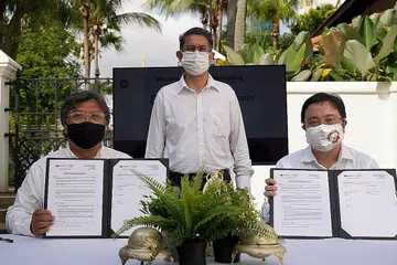 KERJASAMA SELAMA SETAHUN:(dari kiri) Pengerusi One Kampong Glam (OKG), Encik Zaki Maarof; Profesor Madya Dr Muhammad Faishal Ibrahim dan Ketua Eksekutif Lazada, Encik Loh Wee Lee dalam acara tandatangan MOU di kawasan ibu pejabat OKG di Aliwal Street.- Foto LAZADA