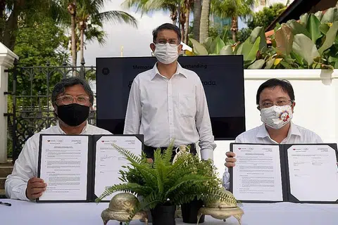 KERJASAMA SELAMA SETAHUN:(dari kiri) Pengerusi One Kampong Glam (OKG), Encik Zaki Maarof; Profesor Madya Dr Muhammad Faishal Ibrahim dan Ketua Eksekutif Lazada, Encik Loh Wee Lee dalam acara tandatangan MOU di kawasan ibu pejabat OKG di Aliwal Street.- Foto LAZADA