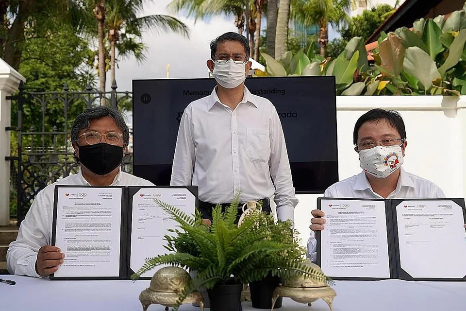 KERJASAMA SELAMA SETAHUN:(dari kiri) Pengerusi One Kampong Glam (OKG), Encik Zaki Maarof; Profesor Madya Dr Muhammad Faishal Ibrahim dan Ketua Eksekutif Lazada, Encik Loh Wee Lee dalam acara tandatangan MOU di kawasan ibu pejabat OKG di Aliwal Street.- Foto LAZADA