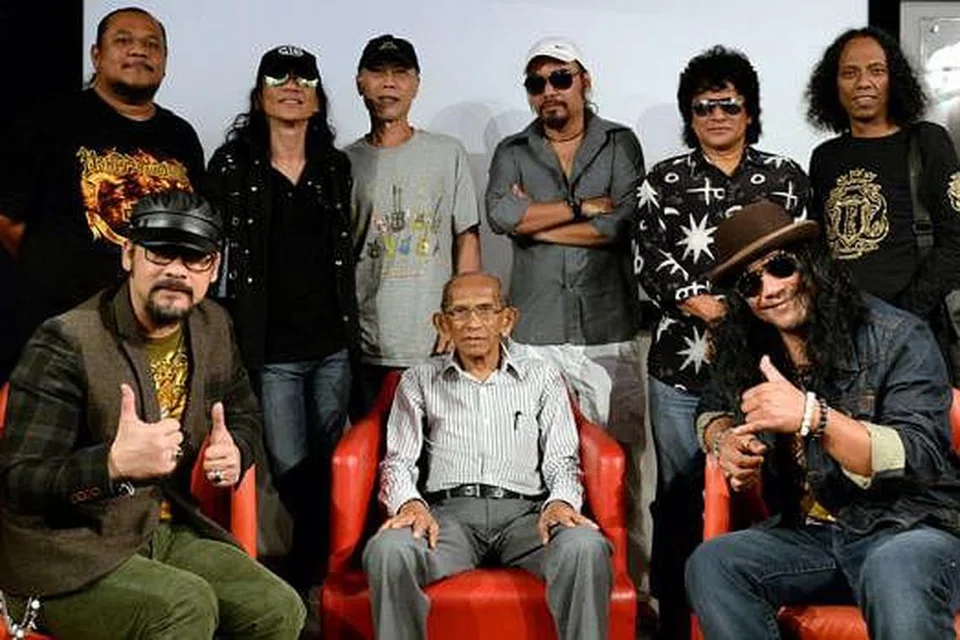 SAMA-SAMA BERJUANG: Kumpulan rok terkenal, Wings, bergabung bersama empat ahli muzik Singapura di konsert Wings & Temasek SuperFriends. (Baris depan dari kiri) Vokalis Wings Awie; Presiden Perkamus, Encik Yusnor Ef; dan pemuzik setempat, Yazid daripada kumpulan Lovehunters. (Baris belakang dari kiri) Pemain bes Wings, Eddy; pemuzik setempat, Yantzen daripada kumpulan Rusty Blade; Sarwanie "Wan" Ahmad daripada kumpulan Sweet Charity; pemain gitar Wings, Joe; pemuzik setempat Rosli Mohalim daripada kumpulan Sweet Charity; dan pemain dram Wings, Black. - Foto ZAINAL YAHYA