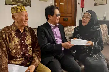 HAJAT TIDAK KESAMPAIAN: Profesor Dr Mohd Nasir Ibrahim (tengah) pernah berkunjung ke rumah Allahyarham Wahid Satay (kiri) tahun lalu dan seterusnya merancang menyampaikan Anugerah Seniman Sepanjang Zaman kepadanya. Bersama mereka adalah seniwati Zaiton Abdullah. 