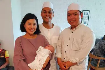 KHIDMAT MEMUASKAN: Cik Nur’Aqilah (kiri) bersama suami, Encik Muhammad Al-Amin (tengah), dan cahaya mata mereka, mendapatkan khidmat tahnik dan cukur rambut yang dijalankan Ustaz Lukmannul Hakeem.