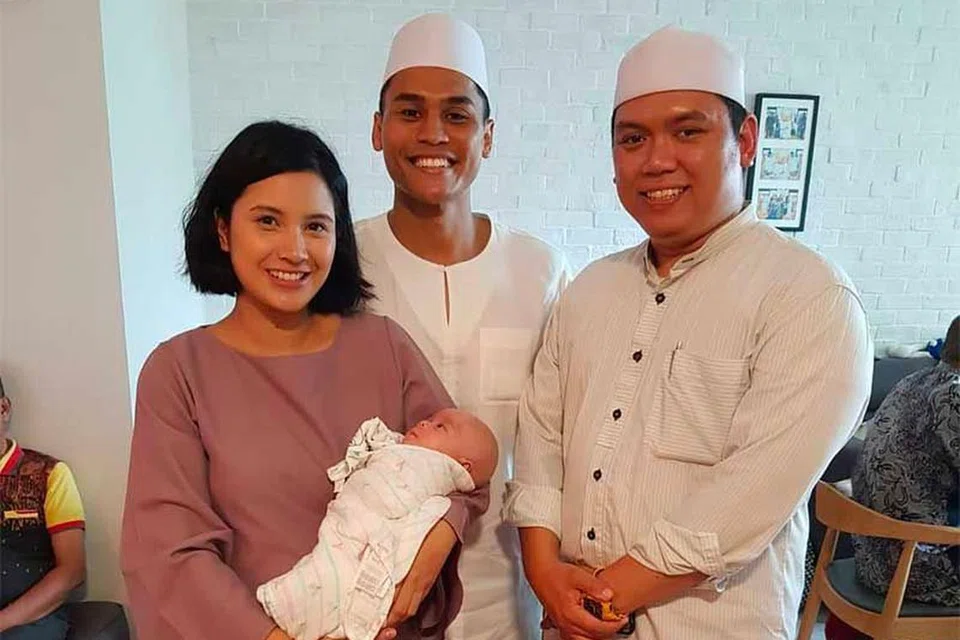 KHIDMAT MEMUASKAN: Cik Nur’Aqilah (kiri) bersama suami, Encik Muhammad Al-Amin (tengah), dan cahaya mata mereka, mendapatkan khidmat tahnik dan cukur rambut yang dijalankan Ustaz Lukmannul Hakeem.