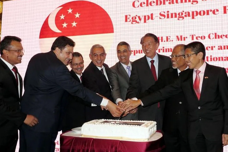 RAI TALIAN DIPLOMATIK: Encik Teo Chee Hean (tiga dari kanan) bersama (dari kanan) Menteri Negara Kanan (Pertahanan merangkap Ehwal Luar) Dr Maliki Osman, dan Menteri Sekitaran dan Sumber Air, Encik Masagos Zulkifli Masagos Mohamad, serta pegawai dari Mesir meraikan 50 tahun hubungan diplomatik Singapura-Mesir.