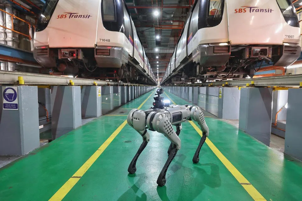 KECERDASAN BUATAN: Ciptaan berbentuk anjing bernama “kAI” yang digunakan di stesen MRT. 