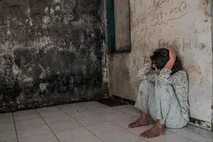 RINTIHAN REMAJA: Menurut perawat tradisional di Pondok Pesantren Ar-Ridwan, belia yang dibelenggu kemurungan dan ketidaktentuan emosi ini terkena sumpahan.- Foto THE CHAIN FILMS