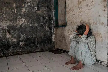 RINTIHAN REMAJA: Menurut perawat tradisional di Pondok Pesantren Ar-Ridwan, belia yang dibelenggu kemurungan dan ketidaktentuan emosi ini terkena sumpahan.- Foto THE CHAIN FILMS