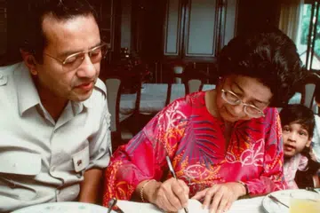 Tun Dr Siti Hasmah Mohamad Ali (kanan), bersama Tun Dr Mahathir Mohamad.