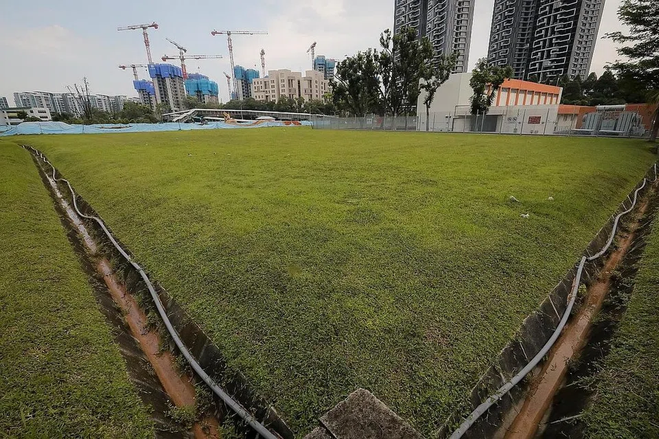 BAKAL BERWAJAH BARU: Poliklinik Clementi, yang merupakan antara poliklinik tertua dan terkecil di Singapura, akan dibangunkan semula dan berpindah ke tapak tanah lapang di sepanjang Commonwealth Avenue West (atas) menjelang 2027. - Foto-foto BH oleh GAVIN FOO
