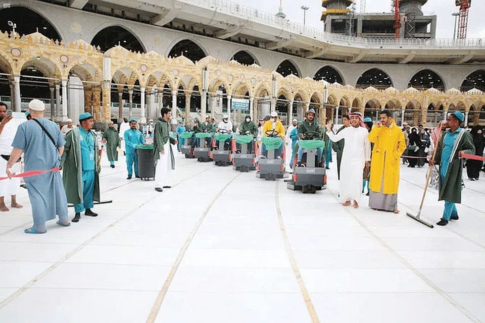 Pejabat Presiden Besar bagi Ehwal Dua Masjid Suci mencuci dan menyahjangkit lantai Masjidil Haram di Makkah empat kali sehari sebagai sebahagian langkah untuk memastikan keselamatan jemaah dan pelawat. - Foto SPA