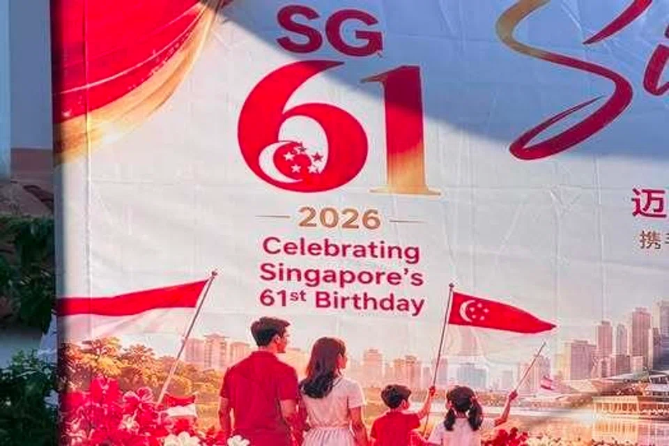 Baru-baru ini, sebuah sepanduk yang dipasang di estet Kampong Chai Chee memaparkan salah satu bendera tanpa bulan sabit dan lima bintang, iaitu simbol pada bendera Singapura. Sepanduk itu kini telah diganti.