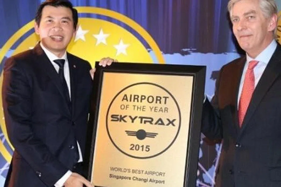 KEKAL TERBAIK: Ketua Pegawai Eksekutif Changi Airport Group, Encik Lee Seow Hiang (kiri), menerima anugerah daripada Ketua Eksekutif firma kajian lapangan terbang dan syarikat penerbangan Skytrax, Encik Edward Plaisted, dalam satu majlis khas penyampaian anugerah di Paris, Perancis. - Foto CHANGI AIRPORT GROUP